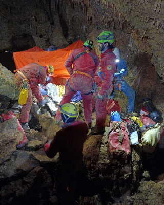 Garessio, speleologo 20enne salvato dopo 12 ore a 120 metri di profondità